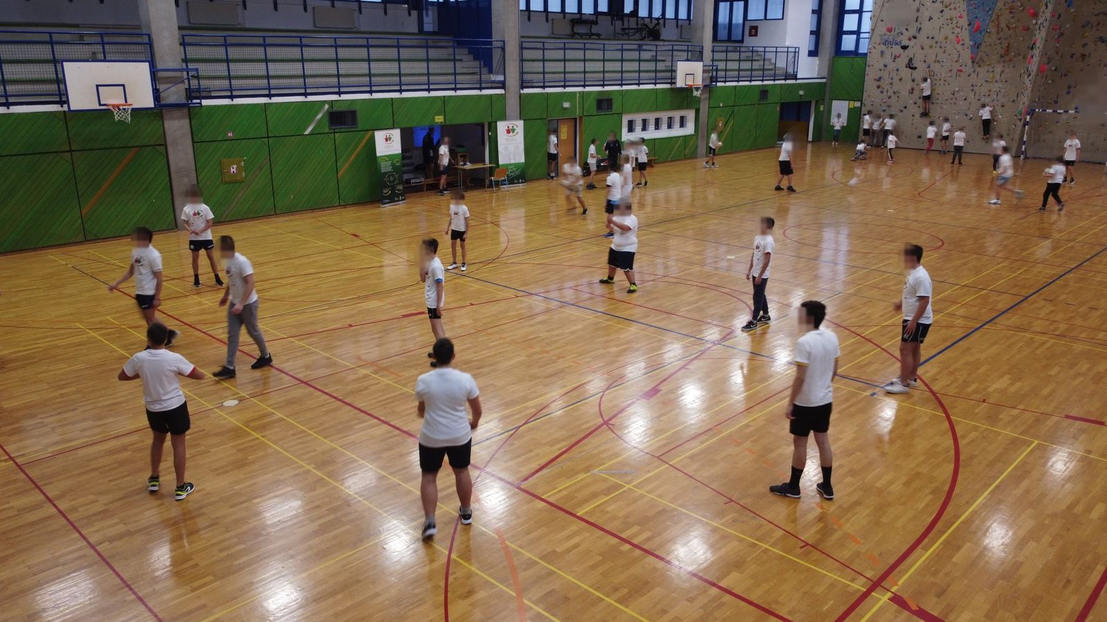 Trénink ve sportovní hale v Lublani, snímek z dronu