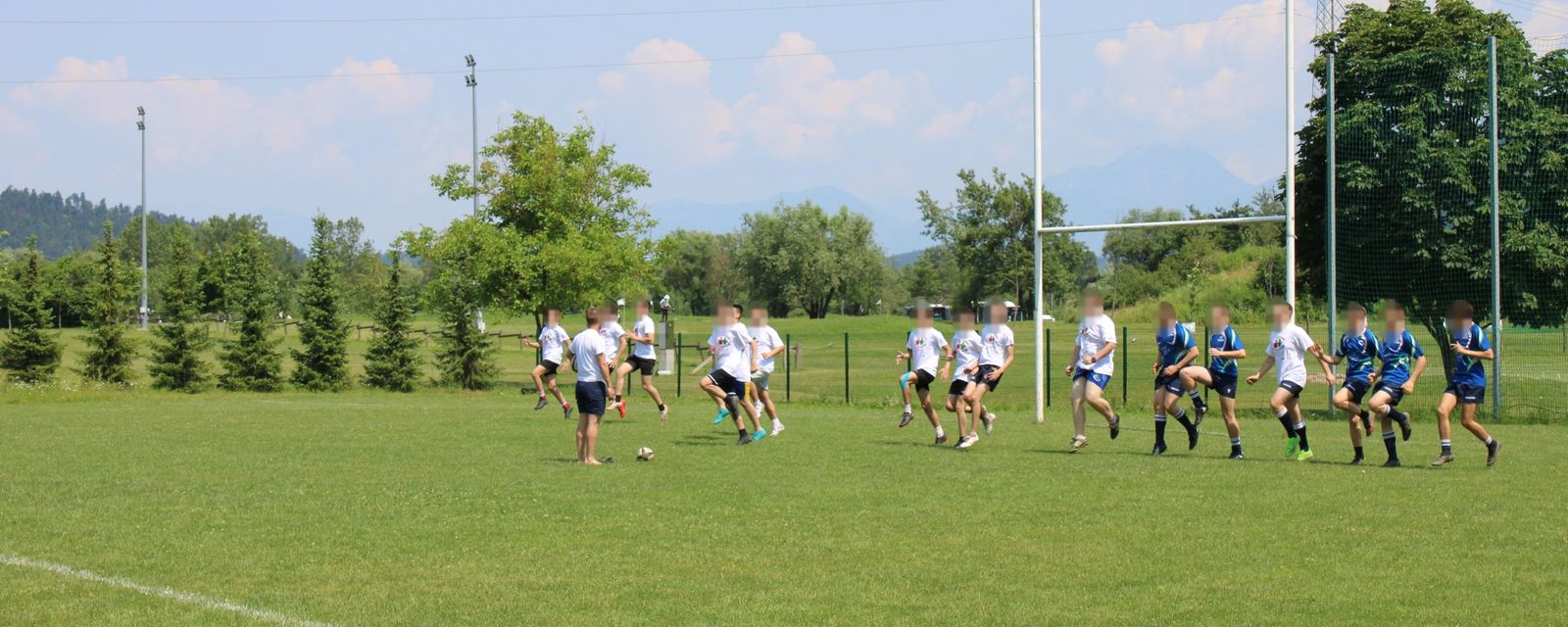 Rozcvička na hřišti Rugby klubu Ljubljana
