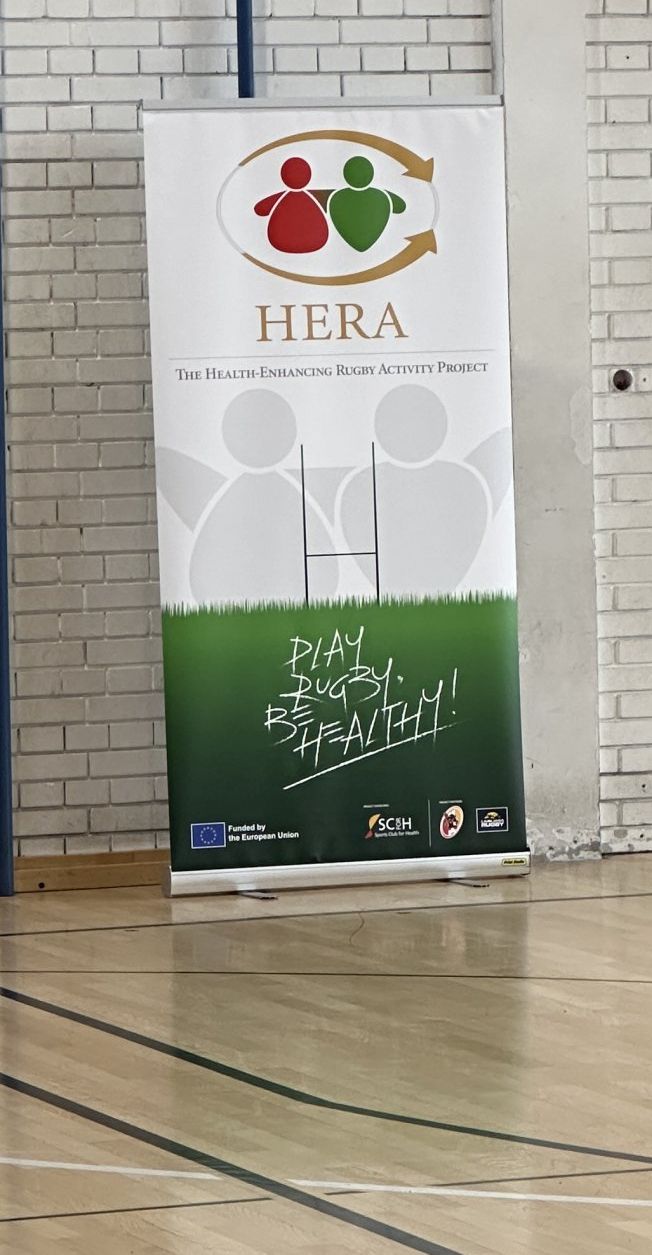 Roll-up projektu HERA se sloganem Play rugby, be healthy v tělocvičně základní školy Bartola Kašiće v Záhřebu